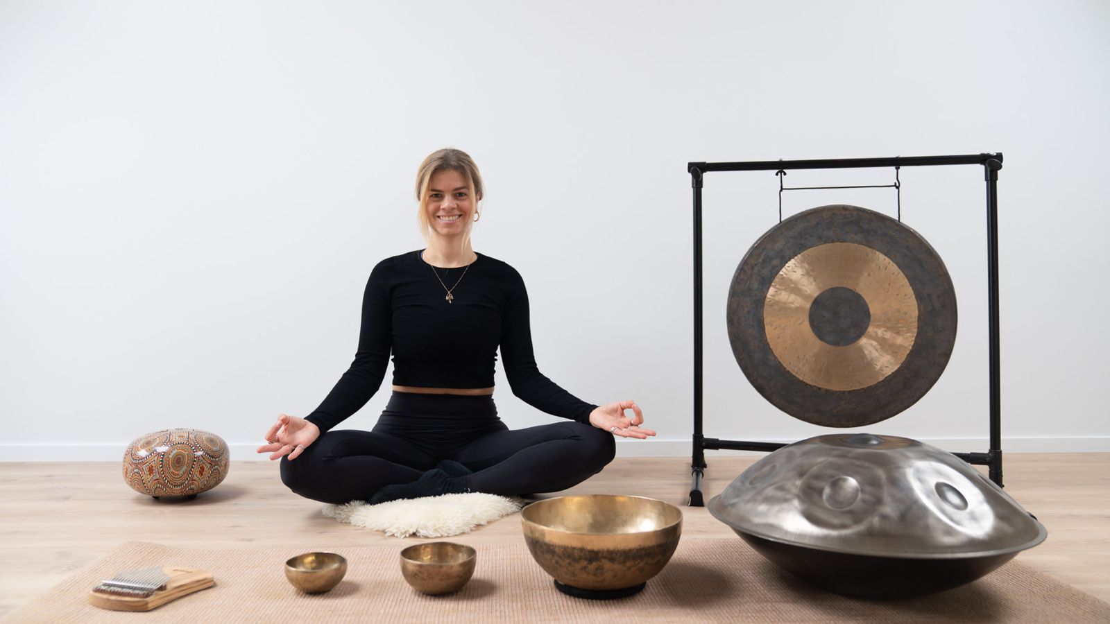 Healing session with gong and singing bowls
